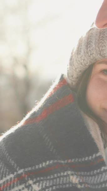 Зимний Отдых Природе Открывает Красоту Возможность Наслаждаться Совместной Жизнью Молодые — стоковое видео