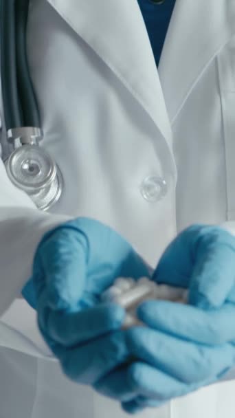 Медицинский Работник Держит Много Белых Капсул Лекарством Ладонях Таблетки Витаминами — стоковое видео