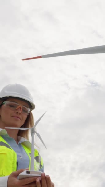 Vrouwelijke Expert Windenergie Wetenschapper Verkent Het Potentieel Van Windgeneratoren Energiebehoeften — Stockvideo