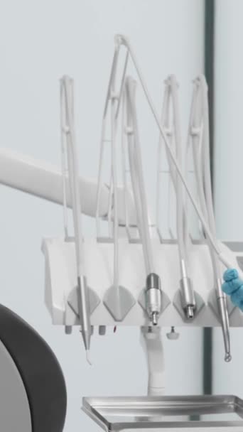 Dentiste Prépare Une Intervention Dentaire Importante Avec Une Attention Particulière — Video