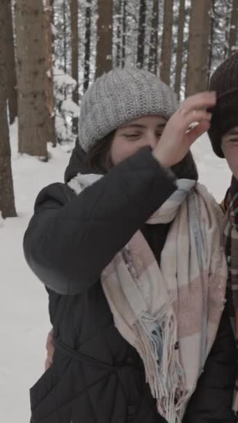 Selfie Wśród Pokrytych Śniegiem Drzew Mężczyzna Kobieta Potwierdzają Swoje Uczucie — Wideo stockowe