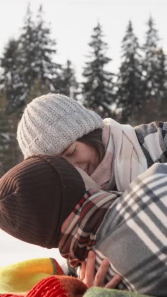Sněhem Pokrytá Krajina Dodává Atmosféře Relaxace Zábavy Když Novomanželé Tráví — Stock video