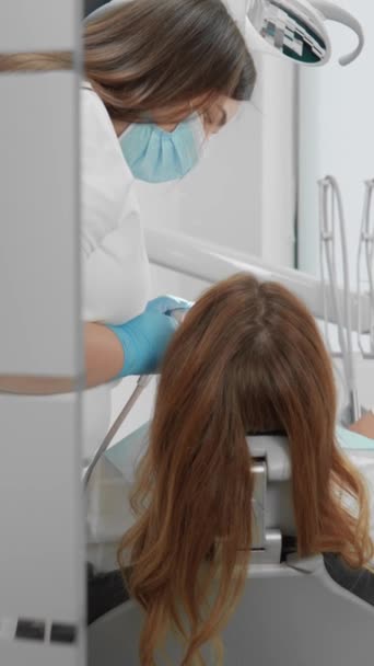 Dentista Centra Restauración Dental Precisa Teniendo Cuenta Todos Los Detalles — Vídeo de stock