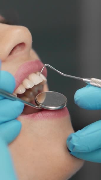 Diagnóstico Profesional Clínica Identificación Problemas Por Dentista Paciente Sabe Que — Vídeo de stock