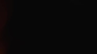 Video çerçeveleri arasındaki şık geçişler için mercek etkisi. Videoda dinamik geçişler yaratmak için ışık parlamaları olan bir görüntü. Yaratıcı kurgu için çok renkli tonları olan ışıklandırma tasarımı. Yüksek