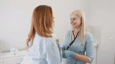Tıbbi bakım: Doktor hastayı muayene etmeye ve teşhis koymaya odaklanarak, sağlığını iyileştirmek için elverişli koşullar yaratıyor. Profesyonel muayene: Doktorla tıbbi randevu