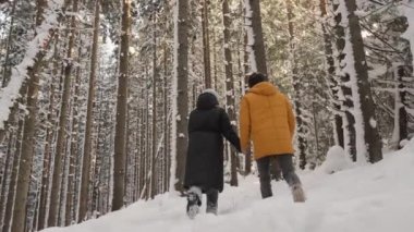 Karlı bir ormanda tatil, genç bir çiftin bağ kurması, birbirlerinin ve doğanın tadını çıkarması için bir fırsat haline gelir. Dinlenme ve tatil şehrin çok dışında, etrafta kar ve ağaçlar var. Yüksek kalite 4k görüntü