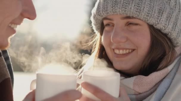 풍경은 부부가 컵에서 맛있는 따뜻한 따뜻한 음료를 즐기고 겨울에 따뜻하게 — 비디오