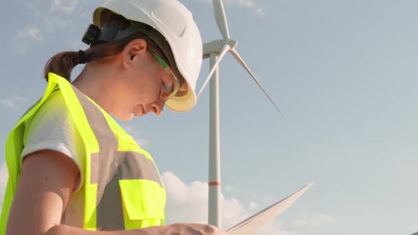 Statečná Zkušená Ženská Inženýrka Řídí Provoz Větrné Turbíny Zajišťuje Udržitelnou — Stock video