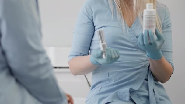 Nalezení Dokonalé Péče Žena Návštěvě Kosmetologů Lázeňské Klinice Kde Doporučují — Stock video