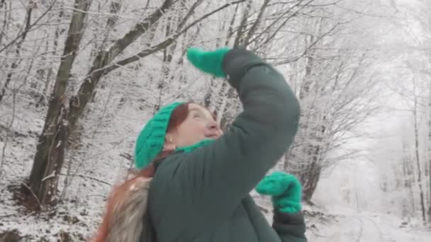 冬のおとぎ話は 女性が自然の中で休暇を楽しんでいるビデオで人生に来て 素晴らしい気分になります 雪に覆われた木と森の美しさを自然に散策するハッピーガール — ストック動画