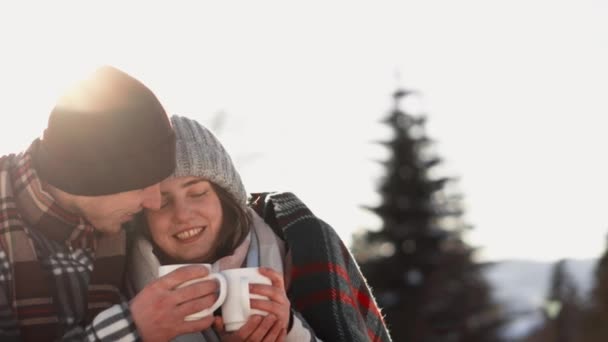 레크리에이션은 피크닉 포옹에 부부가 그들의 관계와 뜨거운 음료의 따뜻함을 즐기는 — 비디오