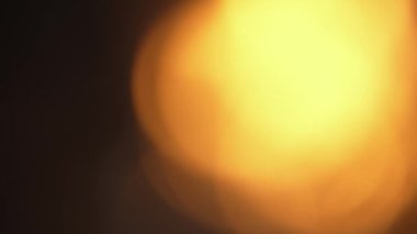 Işık bulanıklığı olan bir görüntü, gizemli ve sofistike bir atmosfer yaratır. Çarpıcı bir video montajı için ışık ve röfle çizgileriyle geçiş. Turuncu Ilık. Yüksek kalite 4k görüntü