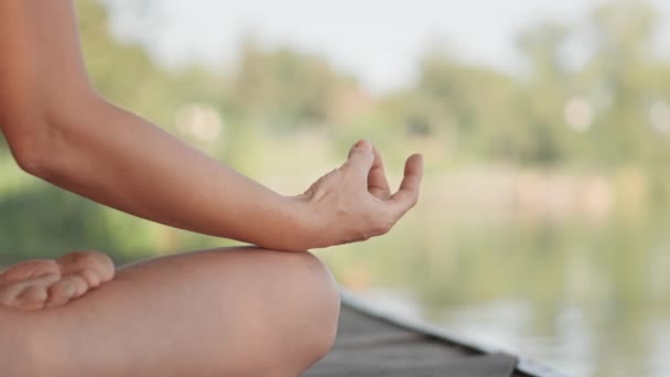 Kvinna Fokuserar Hälsosam Livsstil Och Fysisk Självförbättring Yoga Naturen Ger — Stockvideo
