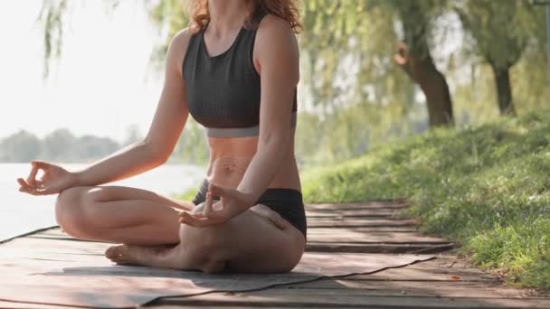 Realizar Asanas Yoga Superará Las Barreras Físicas Espirituales Parque Convierte — Vídeos de Stock