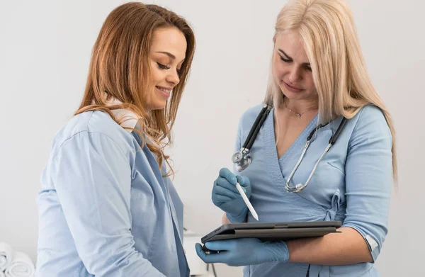 Steps to recovery: The doctor shows the woman on the tablet the test results and talks about the possibilities of improving health. Patient care: A female patient talks to a doctor about test results