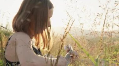 Gitar, çimlerde çalan ve anın tadını çıkaran genç bir müzisyen için kendini ifade etmenin bir aracı haline gelir. Çimenlerde, kır çiçeklerinin ve parlak güneş ışığının ortasında, bir kadın anın tadını çıkarıyor.