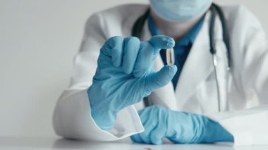 Doktor ilaç kapsüllerini büyük bir dikkatle inceleyip hastalar için etkili ilaçlar seçiyor. Besleyici takviyelerle beslenme ve doğal malzemelerle birlikte vitaminler. Öneriler