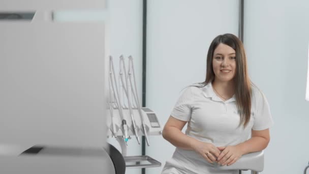 Ett Leende Tandläkarnas Ansikte Indikerar Vänlig Och Professionell Service Patienterna — Stockvideo