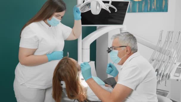 患者は 治療のあらゆる段階で医師と彼のチームを信頼することができます 歯科医院は 各患者の笑顔と歯の健康を完璧に回復することを目指しています 高品質の4K映像 — ストック動画