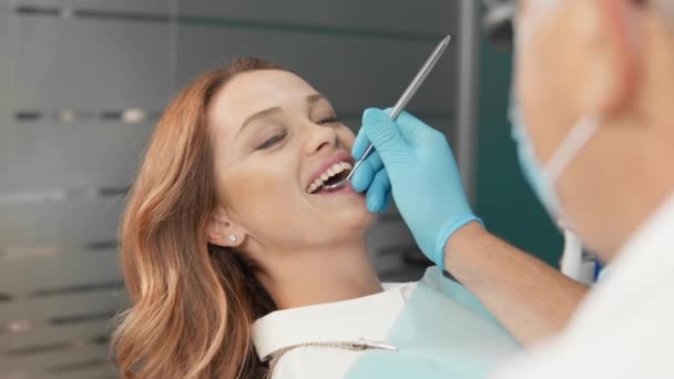 専門クリニックは 患者の笑顔を守るための総合的なサービスを提供します 患者さんの笑顔は 歯科クリニックでのプロのケアと治療の結果です — ストック動画