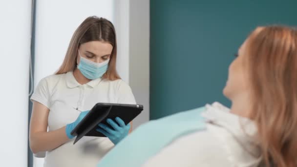 Paziente Rivolge Dentista Diagnosi Professionale Trattamento Dei Denti Medico Inserisce — Video Stock