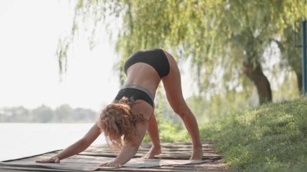 Fitness Outdoor Yoga Komen Één Manier Samen Welzijn Flexibiliteit Bereiken — Stockvideo