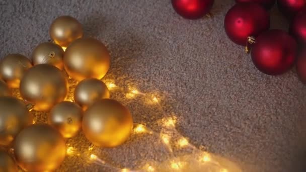 圣诞装饰品躺在聚光灯后 灯泡发出的昏暗光芒给你的圣诞视频增加了节日气氛和多样性 高质量的4K镜头 — 图库视频影像