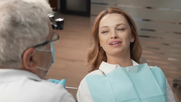 Paciente Escuta Recomendações Dos Dentistas Para Manutenção Saúde Bucal Dentista — Vídeo de Stock