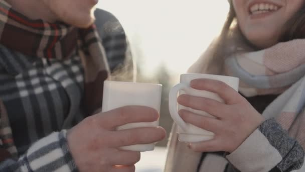 겨울에 휴가에 부부는 사랑의 마법의 분위기를 뜨거운 음료를 공유하고 시간을 — 비디오