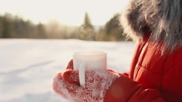 Жінка Тримає Білу Чашку Зігріваючим Гарячим Напоєм Який Пропарюється Дворі — стокове відео