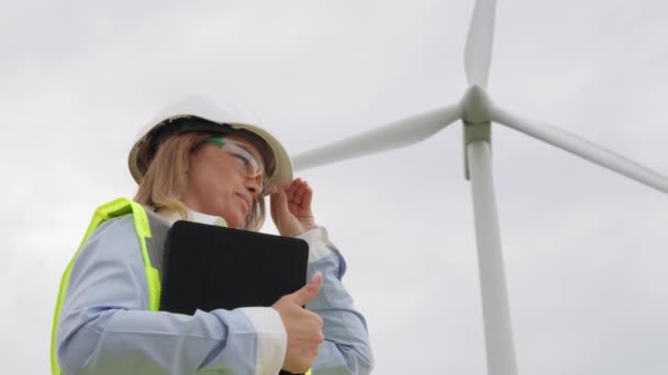 Obnovitelná Energie Budoucna Inženýr Zkoumá Možnosti Větrné Energie Pomocí Elektronického — Stock video