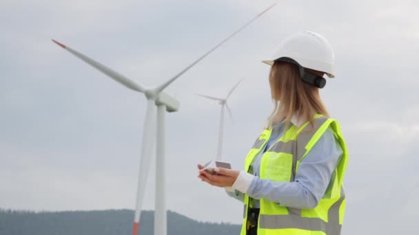 Vrouwenbijdrage Aan Windenergie Een Ingenieur Voert Projecten Uit Windgeneratoren Gebruiken — Stockvideo