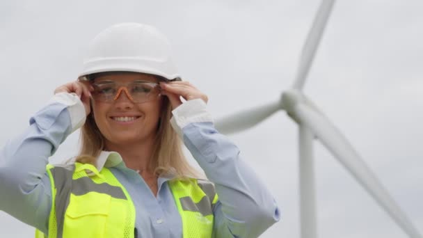 风电场促进清洁的未来 工程师注意探索大规模使用风能的可能性 妇女对可持续能源的贡献 一位科学家制定了一个最佳的可持续能源计划 — 图库视频影像