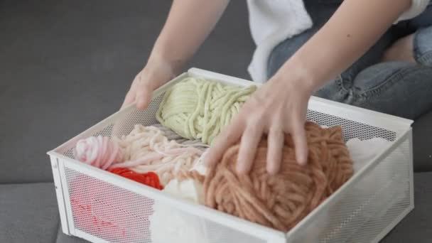 Eine Frau Legt Eine Schublade Garn Für Zukünftige Arigurumi Strickerinnen — Stockvideo