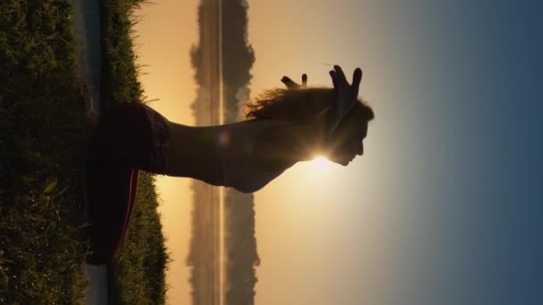 Uma Mulher Executa Asanas Com Flexibilidade Graça Ambiente Natural Yoga — Vídeo de Stock