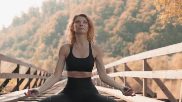 Yoga Dans Nature Automne Sur Une Voie Ferrée Une Femme — Video