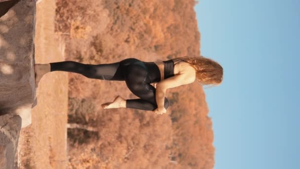 Equilibrio Diferente Frente Fondo Belleza Otoñal Yoga Ayuda Una Mujer — Vídeos de Stock