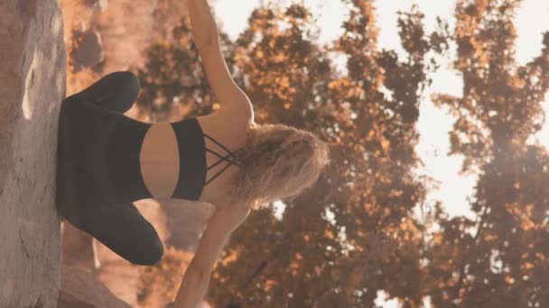 Fitness Yoga Entorno Natural Otoño Sueño Salud Que Una Mujer — Vídeo de stock