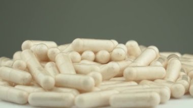 Vitaminler ve sağlık ilaçları başarılı bir hayatın sırrıdır. Kapsüller onlara şekil ve madde verir. Platformda dönen kapsüller, korunmanın öneminin bir sembolü haline geliyor.