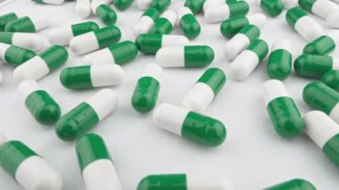 İlaç endüstrisi ortağı tarafından önleme ve tedavi için üretilen kapsüller. İlaç bir doktor tarafından yazılır. Tabletlerde, kapsüllerde beyaz yeşil hazırlıklar. Vegan yosun kapsülü