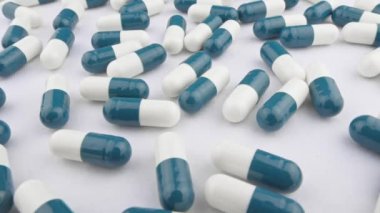 Avucunuzun içindeki sağlık: Kapsüller ve tabletler vücuda verilen desteği sembolize ediyor. İlaç İcraatta: Ekranınızda İlaç Üretimi. Kapsüller dönüyor, bize şeyi hatırlatıyor...