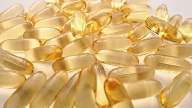 Parlak beyaz arka planda omega 3, 6 ve 9 yağ asitli kapsüller. Yakın plan: Sarı kapsüllerdeki balık yağı. Uygun kapsül formunda besin takviyeleri. Kapsülleri Bununla Temizle