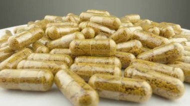 Dönüşümlü olarak, doğal içerikli kapsüller sağlık ve önleme görüntüleri oluşturur. Vücudu güçlendirmek için kapsüllerde ilaç ve gıda takviyeleri sunuluyor. Yüksek kalite 4k görüntü