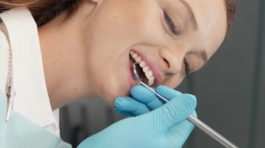 Dikey video. Özel klinik, hastaların gülümsemesini korumak için kapsamlı hizmetler sunar. Hastaların gülümsemesi, bir diş kliniğinde yapılan profesyonel bakım ve tedavinin sonucudur.