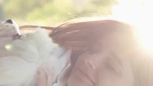 Dikey Video Bağlılık Neşe Maltalı Süs Köpeği Metresi Günü Birlikte — Stok video