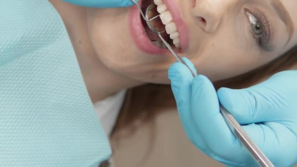 Вертикальне Відео Турбота Про Рот Допомагає Підтримувати Здорову Посмішку Пацієнт — стокове відео