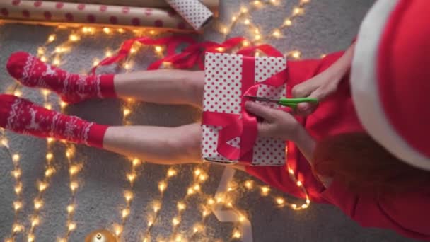 여성은 특별한 사항과 풍부한 관심으로 크리스마스를위한 선물을합니다 그녀는 가족과 가까운 — 비디오