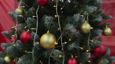 Noel havası detaylarda ışıl ışıl dekorasyonlar, renkli çelenkler ve sıcak bir atmosferde. Noel ağacının altında bu Noel 'e neşe ve merak vermeye hazır hediyeler var. A