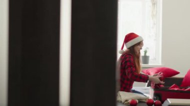 Kış maceralarının beklentisiyle Yeni Yıl gezisi. Evde bir kadın bavulu katlıyor, bavuluna bir şeyler koyuyor, büyük parlak kırmızı bir bavul. Yeni yıl ve Noel 'in beklentisiyle